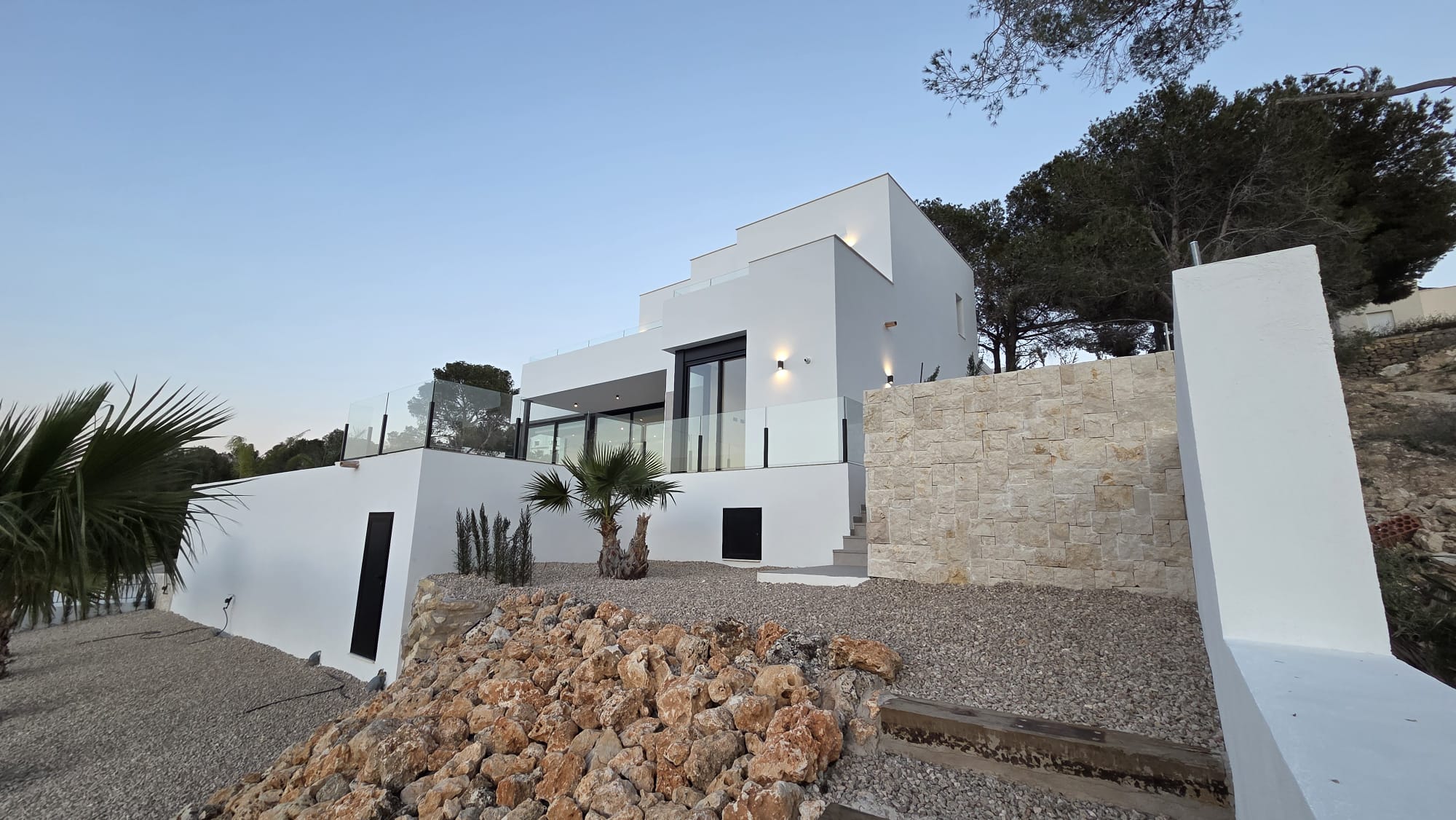 Magnifica villa nueva a estrenar con piscina, vistas panorámicas y placas solares.