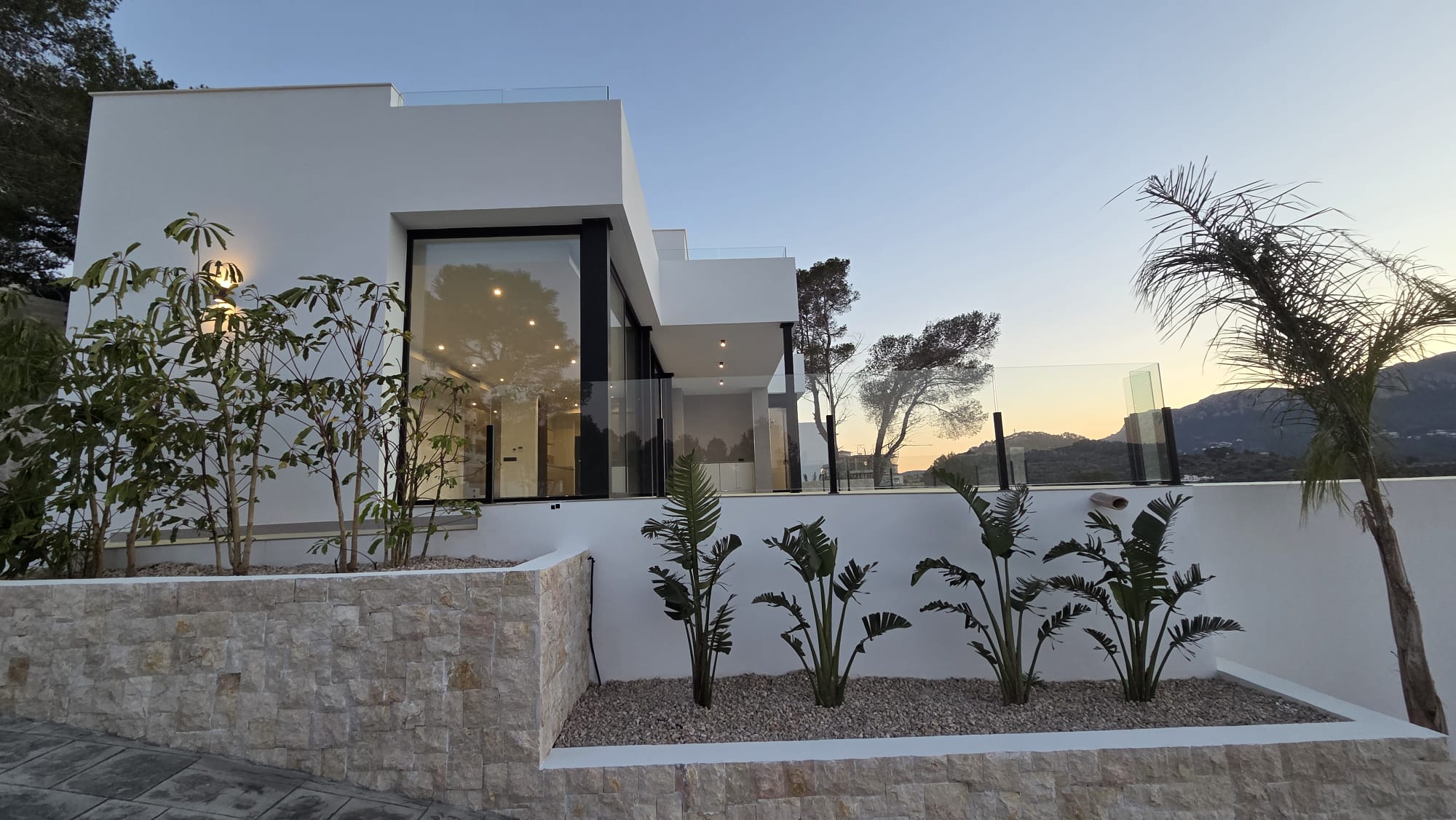 Magnifica villa nueva a estrenar con piscina, vistas panorámicas y placas solares.