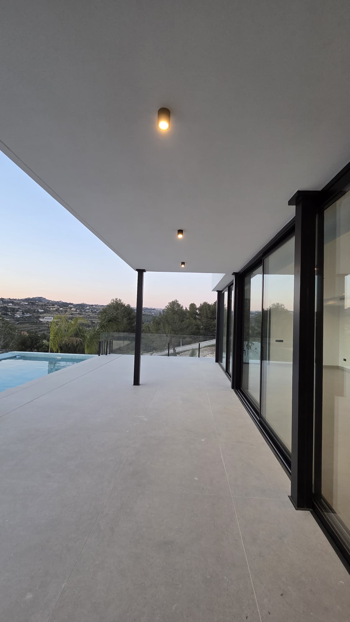 Magnifica villa nueva a estrenar con piscina, vistas panorámicas y placas solares.