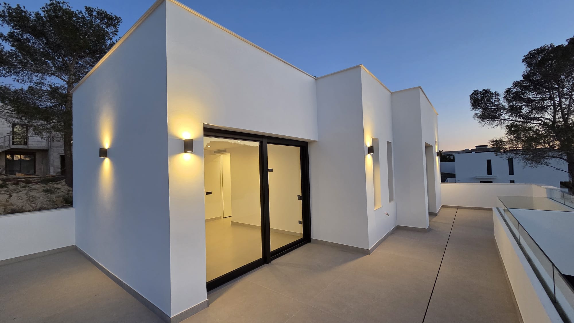 Magnifica villa nueva a estrenar con piscina, vistas panorámicas y placas solares.
