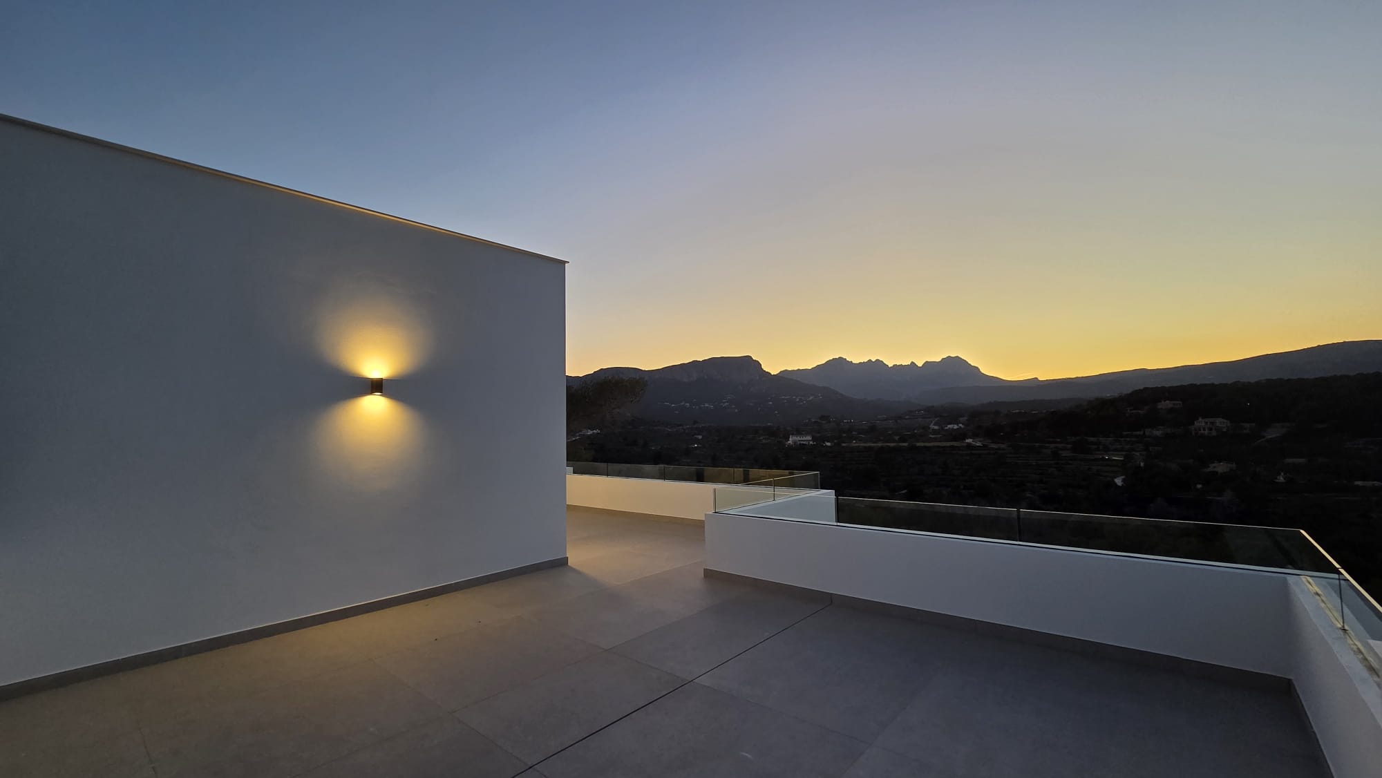 Magnifica villa nueva a estrenar con piscina, vistas panorámicas y placas solares.