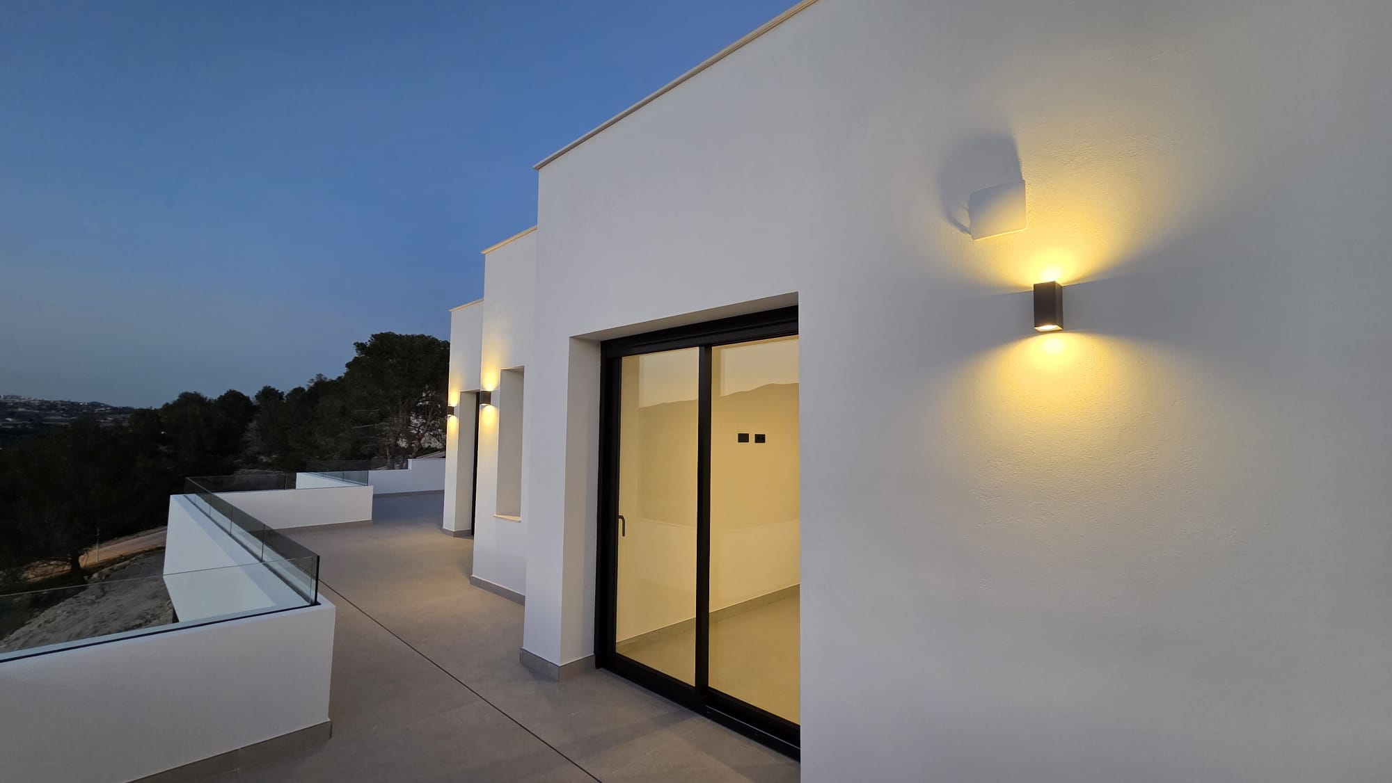 Magnifica villa nueva a estrenar con piscina, vistas panorámicas y placas solares.