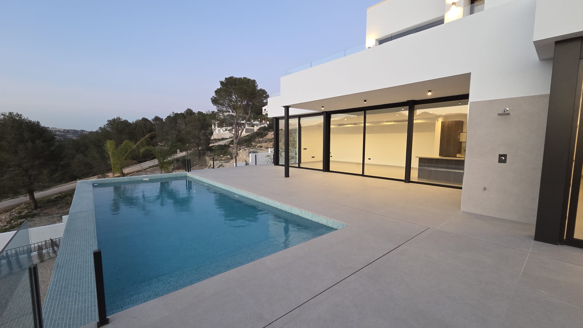Magnifica villa nueva a estrenar con piscina, vistas panorámicas y placas solares.