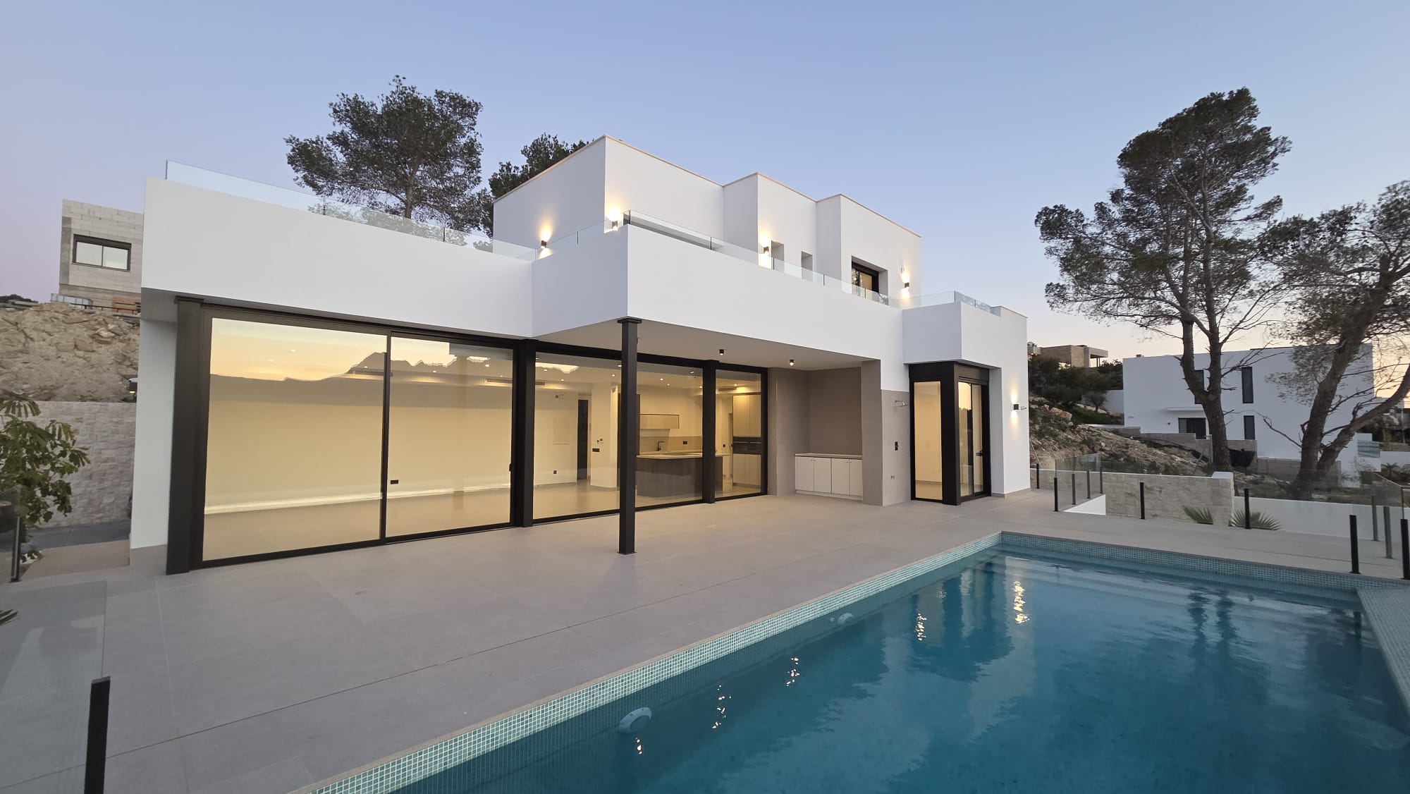 Magnifica villa nueva a estrenar con piscina, vistas panorámicas y placas solares.