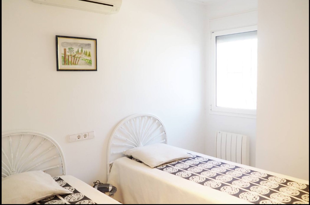 Villa mediterránea con 4 dormitorios, piscina privada y vistas al mar y el Peñón