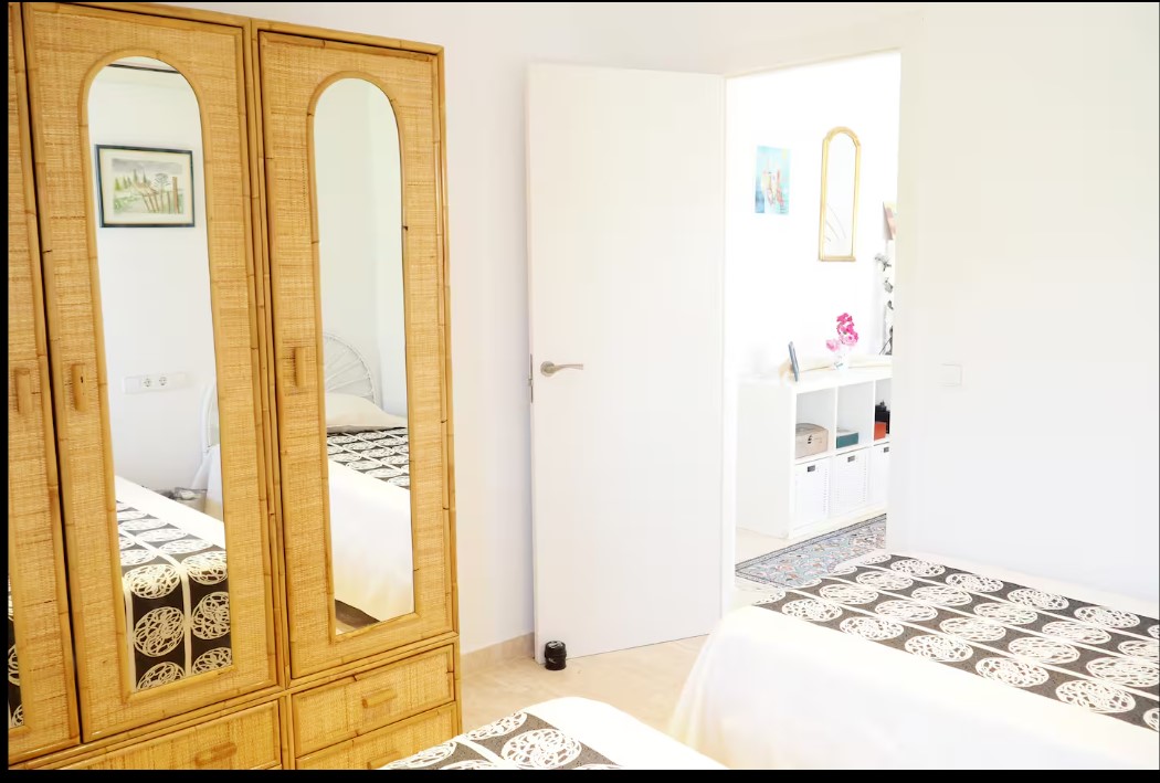 Villa mediterránea con 4 dormitorios, piscina privada y vistas al mar y el Peñón