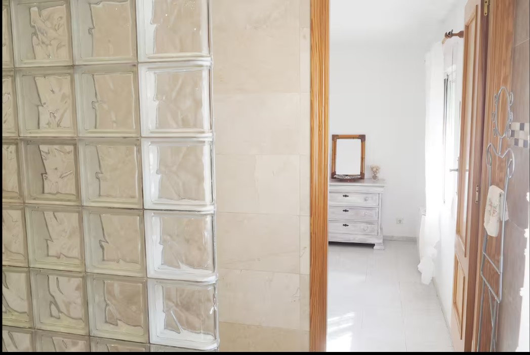 Villa mediterránea con 4 dormitorios, piscina privada y vistas al mar y el Peñón