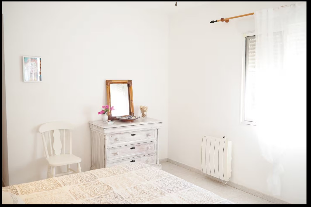 Villa mediterránea con 4 dormitorios, piscina privada y vistas al mar y el Peñón