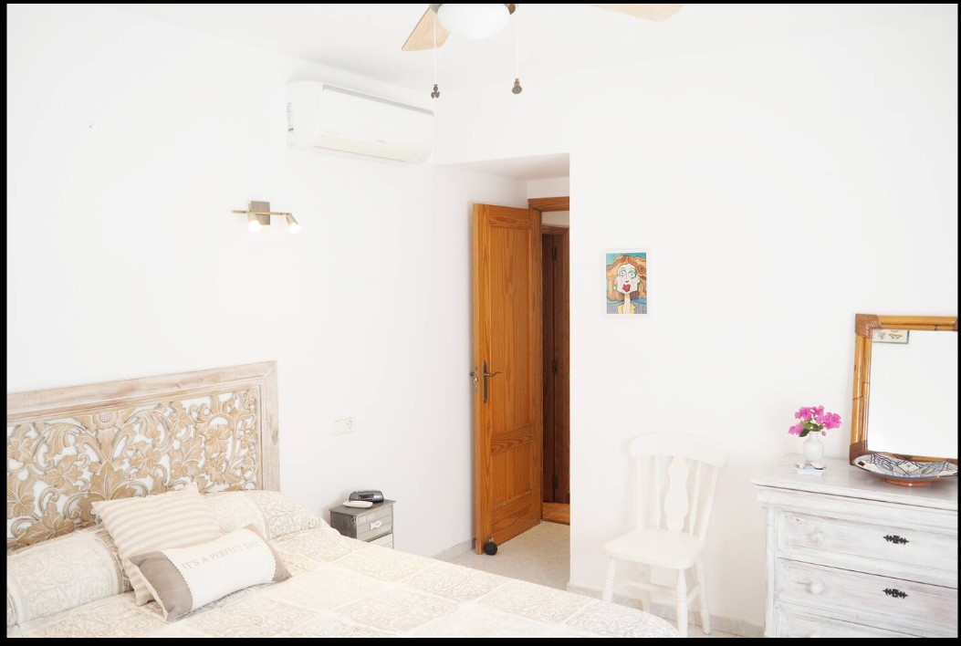 Villa mediterránea con 4 dormitorios, piscina privada y vistas al mar y el Peñón