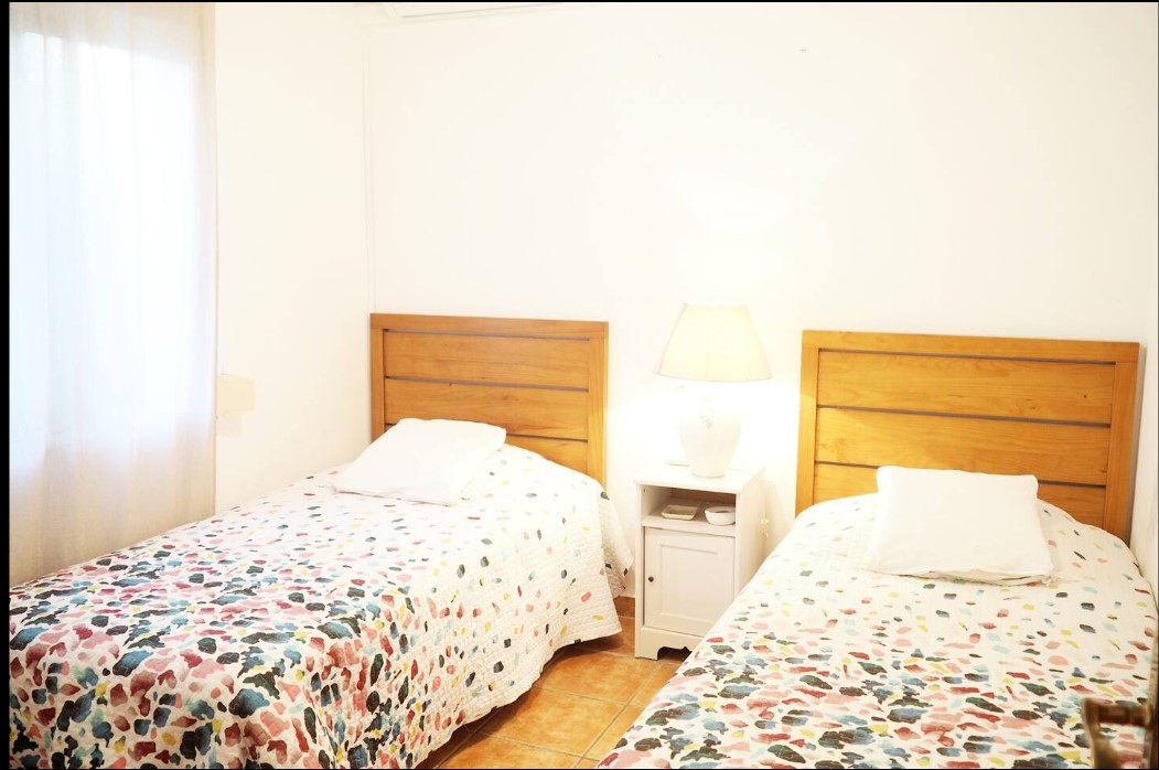 Villa mediterránea con 4 dormitorios, piscina privada y vistas al mar y el Peñón