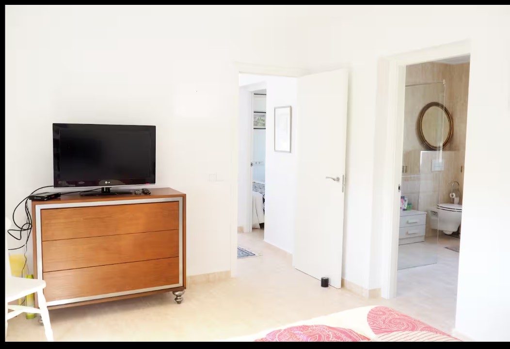 Villa mediterránea con 4 dormitorios, piscina privada y vistas al mar y el Peñón