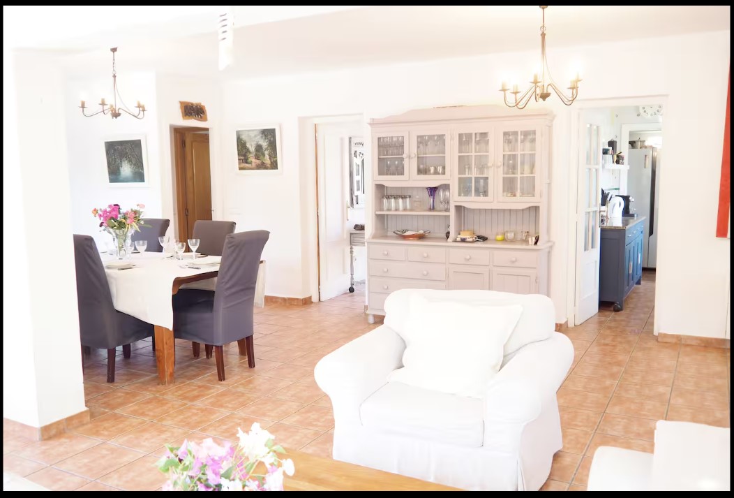 Villa mediterránea con 4 dormitorios, piscina privada y vistas al mar y el Peñón