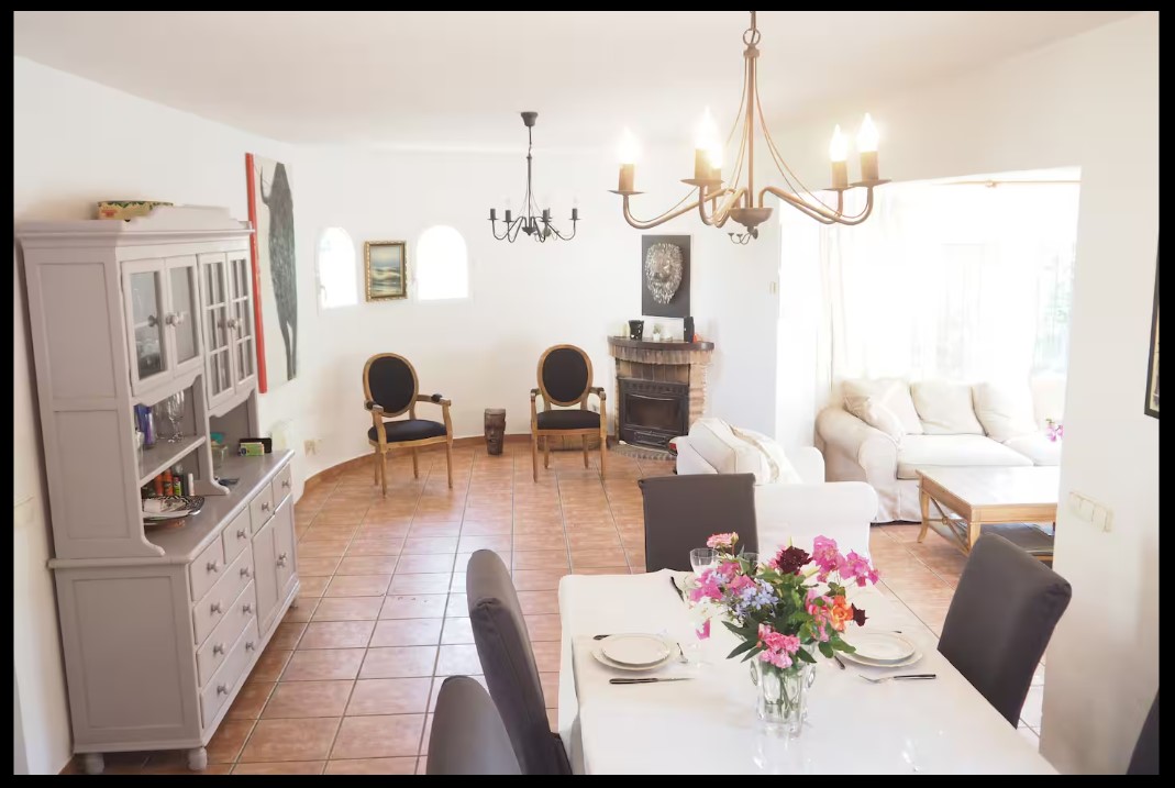 Villa mediterránea con 4 dormitorios, piscina privada y vistas al mar y el Peñón