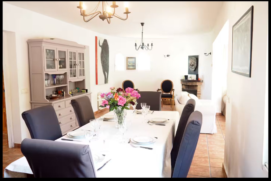 Villa mediterránea con 4 dormitorios, piscina privada y vistas al mar y el Peñón