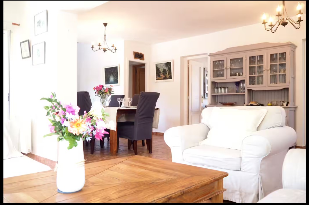 Villa mediterránea con 4 dormitorios, piscina privada y vistas al mar y el Peñón