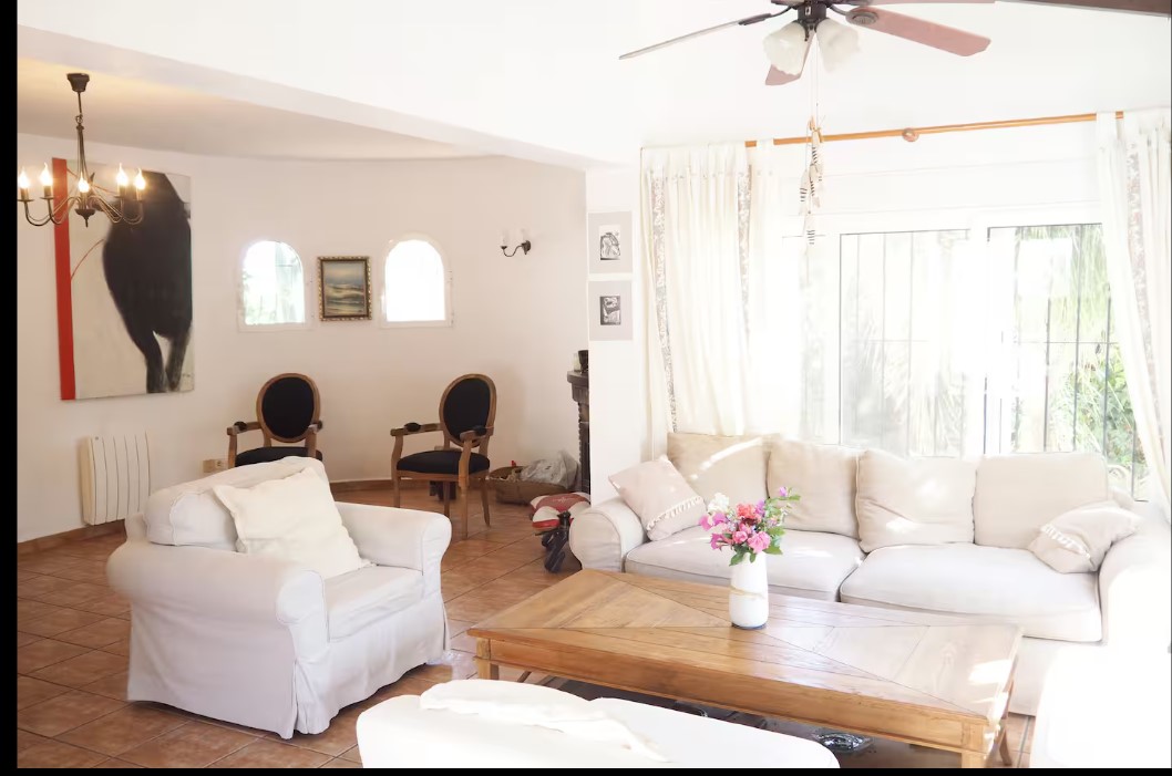Villa mediterránea con 4 dormitorios, piscina privada y vistas al mar y el Peñón