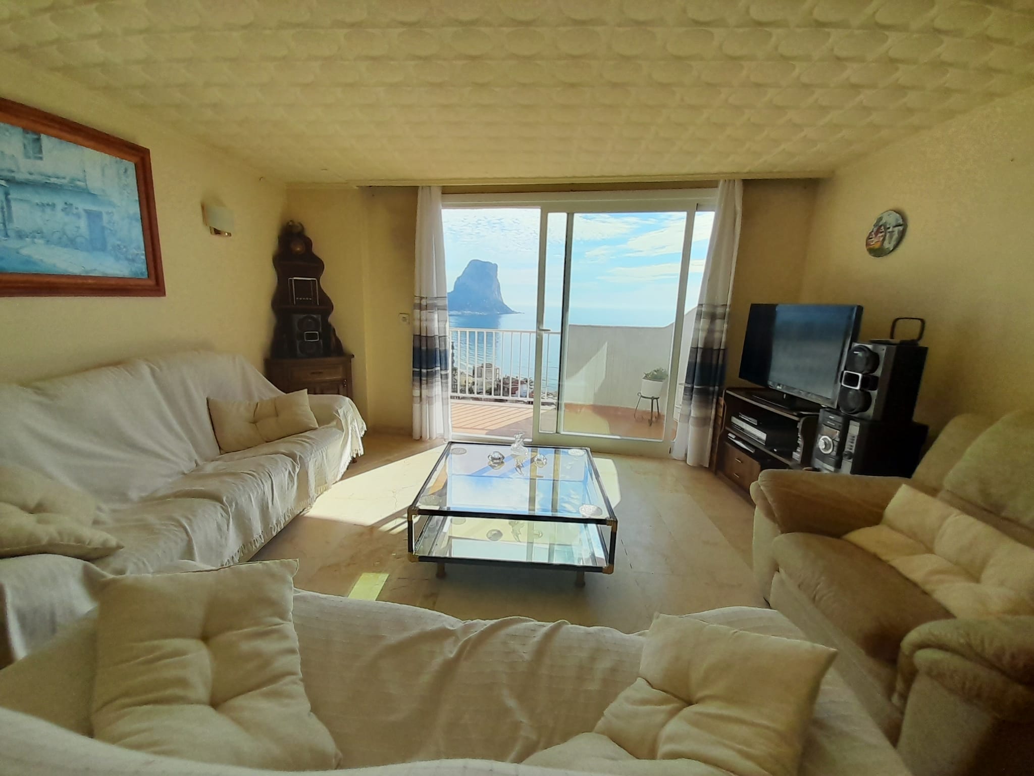 Corner apartment in a beloved Calpe building located next to the center, Plaza Mayor and the Arenal Bol beach. The block has the possibility of parking and a communal swimming pool with its lounge area, communal storage room. In addition, there is a gym available just a 1 minute walk from the entrance of the building.  The apartment has 3 large bedrooms with their fitted wardrobes. From the master bedroom you have access to the terrace to enjoy the views of the Peñon de Ifach and the sea.  The kitchen is independent, next to it you have a laundry/storage room with its washing machine. The living room is spacious with sea views and access to the terrace. There is a bathroom with a bathtub. New double-glazed windows and shutters have been installed throughout the apartment.  Sunny apartment ideal for living all year round or for rent!