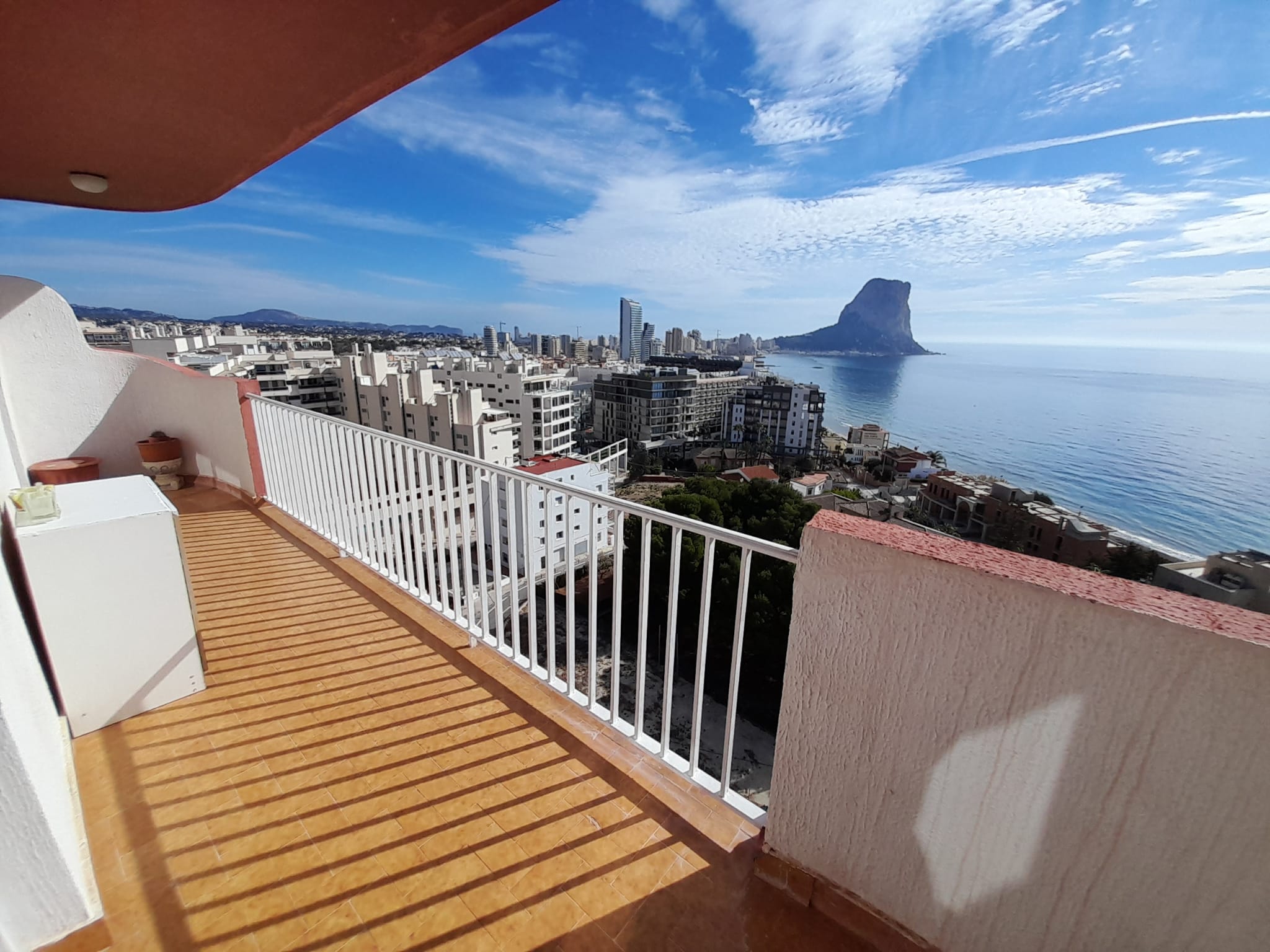 Corner apartment in a beloved Calpe building located next to the center, Plaza Mayor and the Arenal Bol beach. The block has the possibility of parking and a communal swimming pool with its lounge area, communal storage room. In addition, there is a gym available just a 1 minute walk from the entrance of the building.  The apartment has 3 large bedrooms with their fitted wardrobes. From the master bedroom you have access to the terrace to enjoy the views of the Peñon de Ifach and the sea.  The kitchen is independent, next to it you have a laundry/storage room with its washing machine. The living room is spacious with sea views and access to the terrace. There is a bathroom with a bathtub. New double-glazed windows and shutters have been installed throughout the apartment.  Sunny apartment ideal for living all year round or for rent!